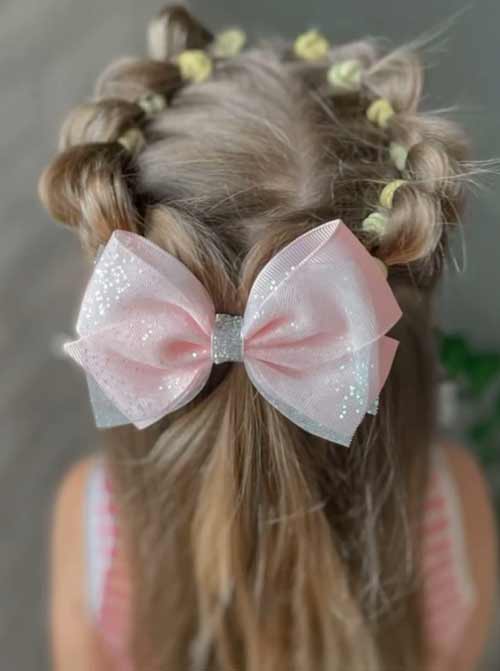Coiffure avec noeud