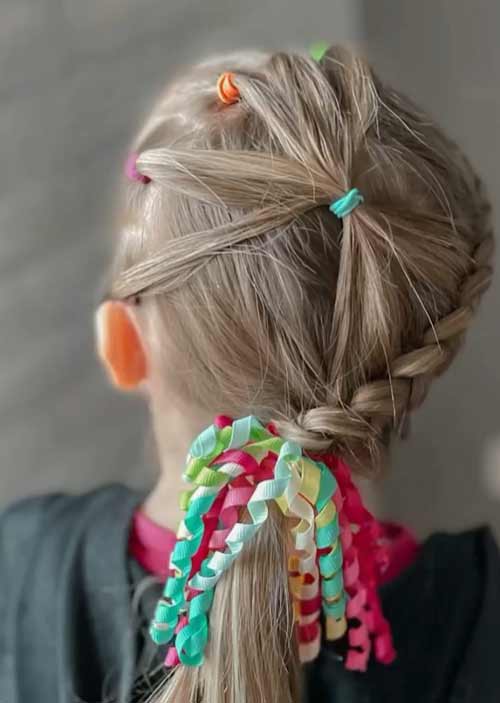 Coiffure pour enfants avec des guirlandes de Noël